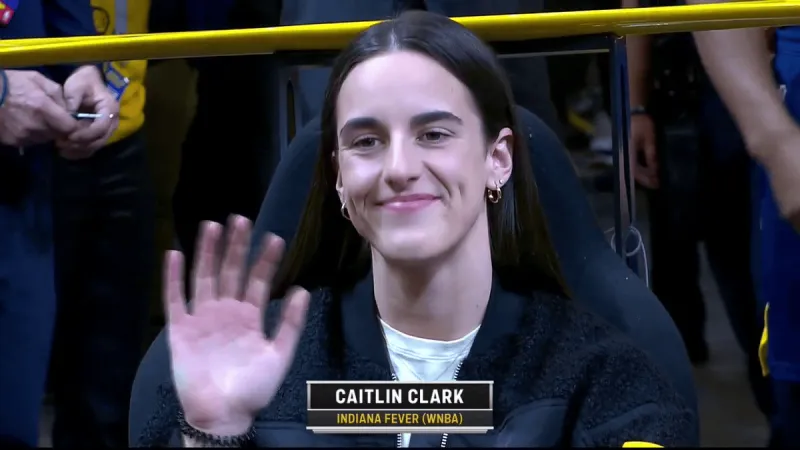 美丽！ WNBA状元凯特琳·克拉克来到步行者队主场观看比赛